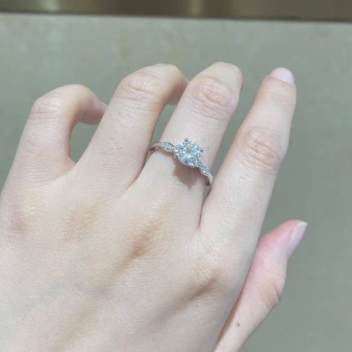 Four Claw Women's Ring S925 Silver Plated Platinum Customized Selection Main Stone Moissanite 1.0ct/Side Stone Cubic Zirconia